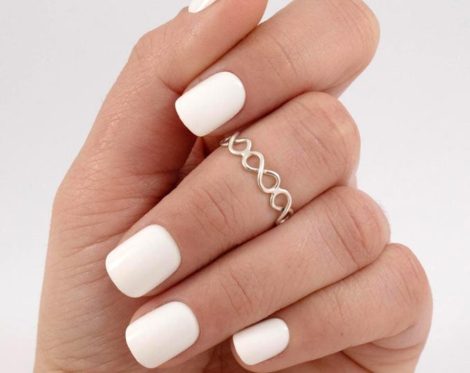 Anillo de infinitos de plata minimalista.