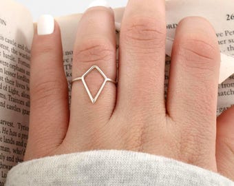 Delicado anillo de diamante en plata