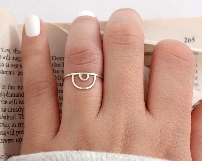 Anillo arcoíris de plata minimalista.