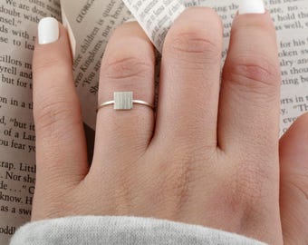 Anillo cuadrado en plata de ley.