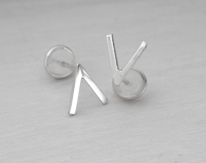 V-shaped earrings in 925 silver – minimalist and modern design