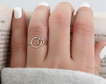 Minimalist silver ring, interlocking circle ring, silver rings, modern ring, bohemian ring, gift for women
