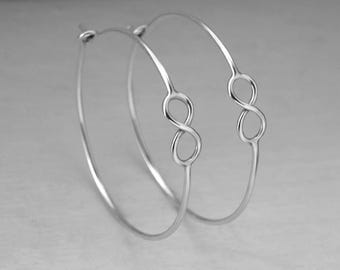 Argolla de infinito minimalista de plata.