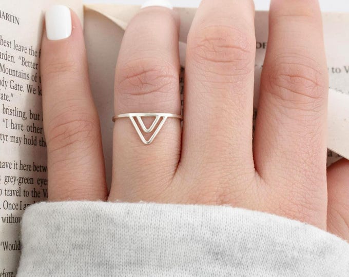 Anillo de triángulo doble de plata.
