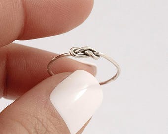 Anillo minimalista de nudo infinito de plata de ley 925
