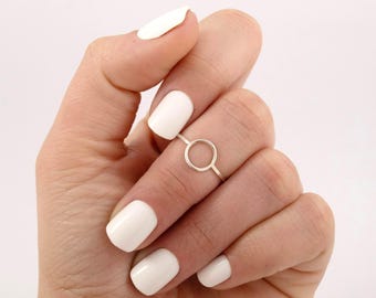 Anillo de círculo minimalista de plata.