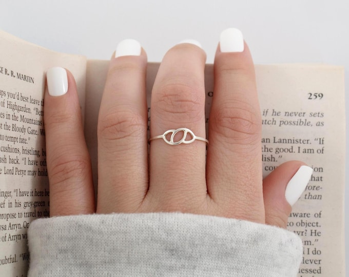 Delicado anillo minimalista de plata, diseño moderno.