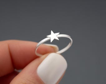 Minimalist star ring in hypoallergenic 925 sterling silver – A delicate symbol of guidance, dreams, and new beginnings.