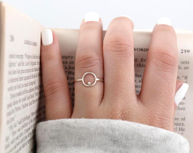 Anillo de círculo con pequeño detalle minimalista