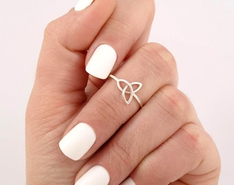 Anillo de nudo celta de la Trinidad de plata de ley.