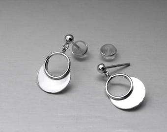 Dormilona Earrings with Circular Pendant and Lunar Detail in 925 Silver – Minimalist and Modern Jewelry