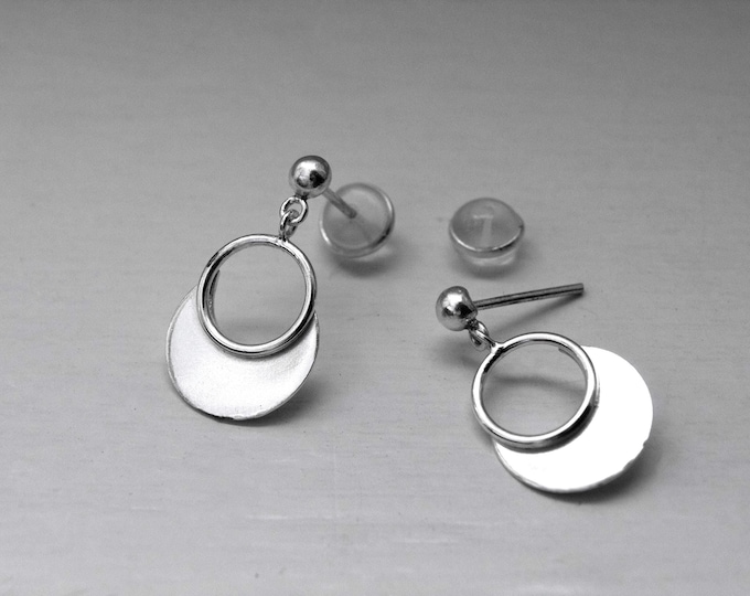 Dormilona Earrings with Circular Pendant and Lunar Detail in 925 Silver – Minimalist and Modern Jewelry