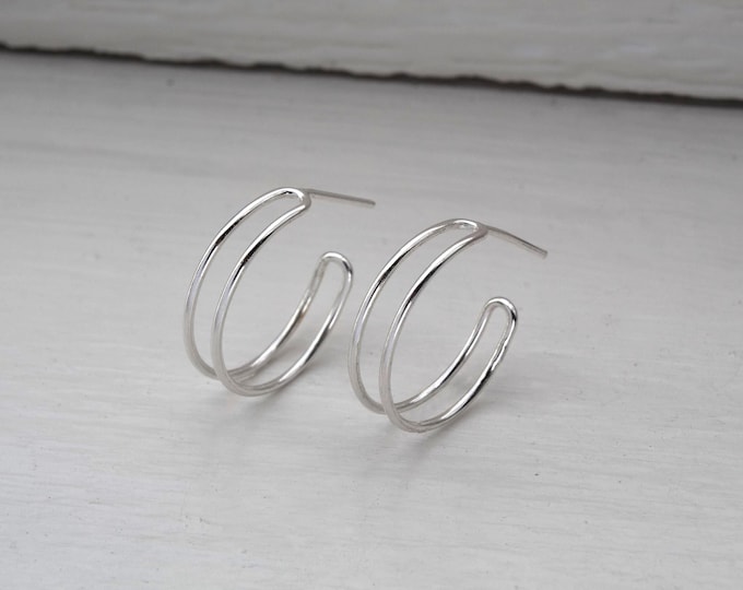 Minimalist half hoop earrings made of 925 silver, women's earrings, fine jewelry, women's earrings, silver jewelry, fashion earrings.