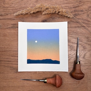Linoldruck „Edge of Blue“ – Handgedruckter Landschaftsdruck | Sonnenuntergang Print Minimalistischer Kunstdruck Mond | Wandkunst auf Papier