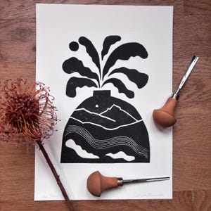 Stampa linoleografica A4 "Il giardino silenzioso" - stampa artistica in bianco e nero con motivo di vaso antico, decorazione murale floreale, minimalista e fatta a mano