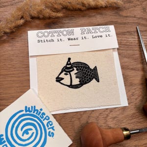 Aufnäher “Party Flunder” – Lustiger handgedruckter Fisch Patch | Baumwoll-Aufnäher | Linoldruck Patch für Kleidung, Taschen & Geschenke