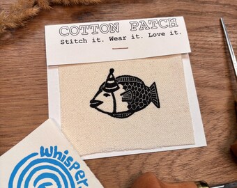 Toppa "Party Flounder" – Toppa divertente con pesce stampata a mano | Toppa in cotone | Toppa in linoleum per abbigliamento, borse e regali