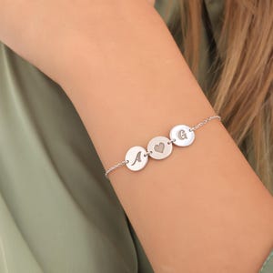 Silber Initial und Herz Multi Disc Armband, personalisierte Initial Charm Armband, Freundschaftsarmband, elegantes Armband, Familienarmband