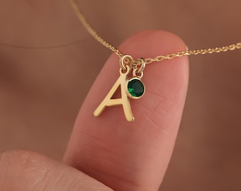 Halsband med initialer i sterlingsilver och födelsesten, personliga smycken