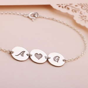Pulsera con inicial de disco Pulsera personalizada con monograma Pulsera con dijes Pulsera minimalista personalizada de plata Pulsera con inicial Regalo para el día de la madre y San Valentín