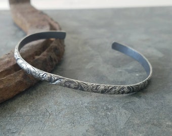 Pulsera de manguito apilado de plata de ley oxidada -- Patrón floral Nouveau -- Hecho a mano