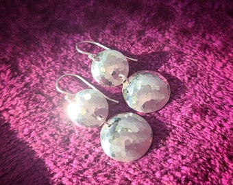 Donna - Pendientes de disco de plata de ley martillados - Acabado brillante - Pendientes de plata simples - Ligero - Regalo hecho a mano