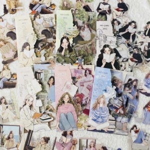 Puede incluir: Una colección de marcapáginas decorativos de papel con ilustraciones de mujeres leyendo. Los marcapáginas tienen varios diseños, incluyendo imágenes de mujeres en diferentes entornos, con textos como "MO-CARD" y "Old Books". La paleta de colores incluye tonos pastel suaves y neutros.