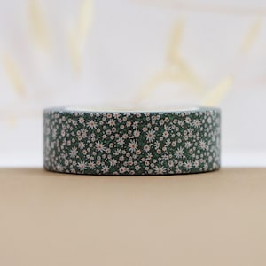 Fita washi de margaridas minúsculas em fundo verde - Fita washi de campo de margaridas minúsculas - Diário floral - Fita washi de plantas - Fita washi de flores minúsculas