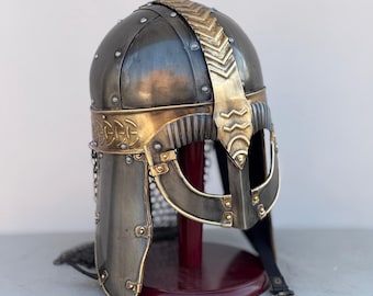 Casco vikingo Gjermundbu, casco medieval anglosajón con cota de malla y soporte de madera.