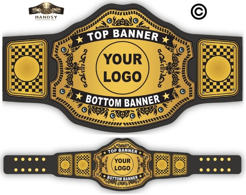 Pu&ograve; includere: Una cintura da campionato con una placca centrale dorata con il testo nero TOP BANNER, YOUR LOGO e BOTTOM BANNER. Il design include filigrana nera ornata, piccoli accenti blu e placche laterali con un motivo a scacchi dorato e nero.