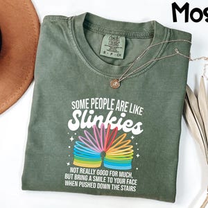 Camiseta con frase sarcástica y humorística de Comfort Colors® "Some People Are Like Slinkies", ideal como regalo para hombres y mujeres.