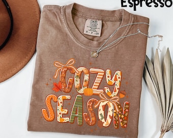 Camisa Comfort Colors® Cozy Season, Camisa con ambiente otoñal, Camisa de Acción de Gracias para mujer, Camisa para amantes de las calabazas, Camisa para mujer