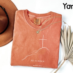 Camiseta de Pascua "He Is Risen" de Comfort Colors®, versículo bíblico cristiano de Mateo 28:6, regalo religioso minimalista, ropa religiosa