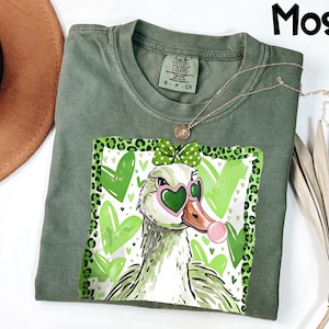 Camisa de pato Comfort Colors®, camiseta de pato con gafas de sol, camiseta con estampado de leopardo y corazón, regalo para amantes de los patos, top de verano preppy
