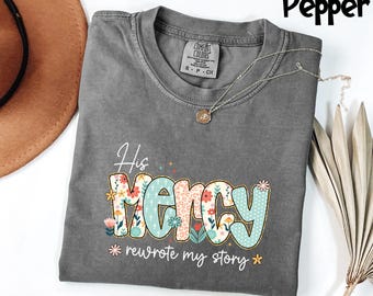 Camiseta cristiana Comfort Colors® "Su misericordia reescribió mi historia", prenda bohemia de fe, regalo inspirador para ella, top con versículo bíblico