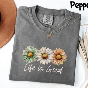 Comfort Colors® Life Is Good Shirt Daisy Floral Tee, Inspirational Positive Vibes T-Shirt, Boho Flower Top, Motivational Gift afbeelding 2