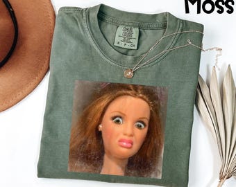Camiseta Comfort Colors® con cara de muñeca divertida y expresión de juicio, camiseta con estética de meme, camiseta con look WTF, gráfico de humor sarcástico de muñeca