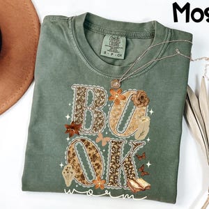 Comfort Colors® Book Worm Shirt, Cottagecore Book Lover Tee, Floral Literary Graphic T-Shirt, Gift For Readers, Bookish Apparel immagine 1