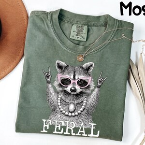Camiseta Comfort Colors® de mapache salvaje, camiseta "En mi era salvaje", camiseta divertida de mapache, camiseta de mamá caótica, regalo de meme viral para ella.