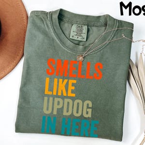 Camiseta Comfort Colors® Smells Like Updog, camiseta divertida con chiste de papá, camiseta con humor sarcástico de oficina, camiseta gráfica retro, regalo de broma de estilo vintage