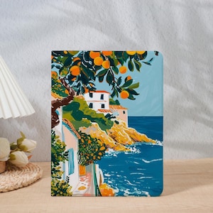 Pode incluir: Uma capa retangular com uma ilustração costeira. A obra de arte mostra edifícios brancos, laranjeiras e um mar azul. A cena é pintada com cores vibrantes, incluindo laranja, verde e azul. A capa é provavelmente para um telefone ou tablet.