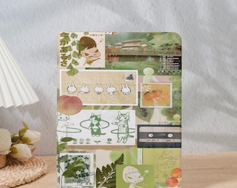 Könnte beinhalten: Ein dekoratives Journal mit einer Collage von Bildern, darunter Illustrationen von Katzen, Kaninchen und einem Mädchen. Das Journal zeigt einen Pfirsich, eine Kassette und Briefmarken. Das Farbschema ist hauptsächlich grün, beige und weiß.
