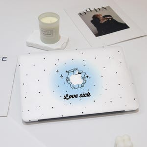 Uroczy, rysunkowy, niebieski kotek, etui na Macbooka z czarną gwiazdą, do modeli Macbook Air 11/13/15, Macbook Pro 13/14/16, Macbook M4 i Macbooka 12 cali.