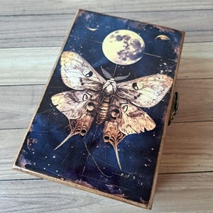 Caja de cartas de tarot personalizada Polilla Mística Celestial Caja de recuerdos de madera Caja de brujería Porta cartas de tarot Luna Celestial