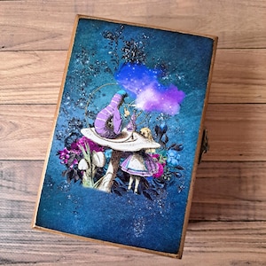 Caja de cartas del tarot Dark Alice Caja de recuerdo de madera personalizada Porta tarjetas de hongo Oruga fumante