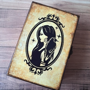 Gepersonaliseerde houten tarotkaartdoos Heks en raaf Houten aandenkendoos Gotische tarotkaarthouder Hekserijcadeaus