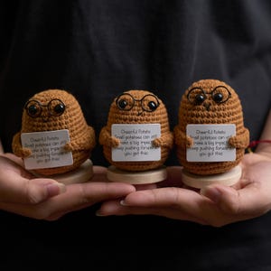 Batata alegre de crochê para decoração, pelúcia fofa de crochê para decoração de mesa, brinquedo antiestresse feito à mão para presente de adolescentes, presente de pelúcia para ela