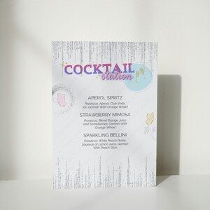 Menu na STACJI KOKTAJLOWEJ z brokatem z cekinów, Znalazła swojego kochanka, Znak na wieczór panieński Swifties, Motyw motyla na wieczór panieński, Lista koktajli z prosecco
