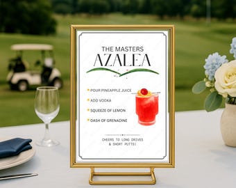 Pode incluir: Uma placa dourada com o texto "THE MASTERS AZALEA" e uma receita de coquetel. A receita inclui suco de abacaxi, vodka, limão e grenadine. Um carrinho de golfe e uma paisagem verde estão ao fundo.