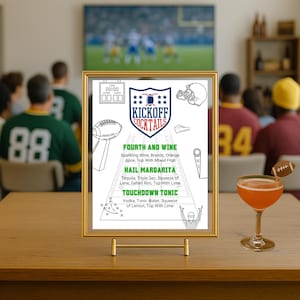 Könnte beinhalten: Ein goldgerahmtes Schild mit Cocktailrezepten, darunter "Kickoff Cocktails". Ein Cocktailglas mit einer fußballförmigen Garnitur steht auf einer Holzoberfläche. Im Hintergrund schauen Leute ein Footballspiel.